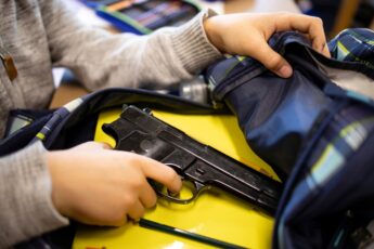 Armes : heureusement que la France n’est pas l’Amérique ? – Le Regard d’Éric de Riedmatten - Agora News Sécurité